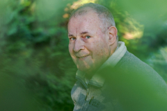 Emiel in natuurlijk licht onder de bomen